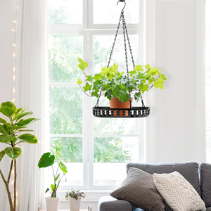 Panier suspendu décoratif en fer noir avec suspension à chaîne et rebord surélevé pour pots de fleurs, intérieur, extérieur, balcon, patio, jardin - Product Image 4
