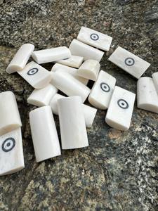 Dés à jouer professionnels en os sculptés à la main, polyédriques, pour jeux de table haut de gamme, dés de jeu personnalisables avec logo, accessoire de vente en gros - Product Image 5