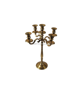 Candelabro de metal vintage grande para la decoración del altar de la ceremonia de la iglesia con detalles intrincados y diseño artístico hecho a mano - Product Image 1