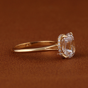 Bague de fiançailles solitaire en or jaune 14 carats avec diamant de laboratoire taille coussin de 4 carats, style ancienne mine, et halo caché, pour mariage - Product Image 2