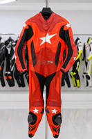 Combinaison de moto nouvelle arrivée, une pièce, sur mesure, combinaison de course de moto rouge et noire, cuir premium, combinaison de piste de moto pour les motards