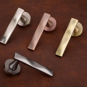 Juego de manija de puerta interior moderna y sencilla de latón con cerradura de embutir, mecanismo silencioso de doble barra para dormitorio y herrajes de muebles - Product Image 1