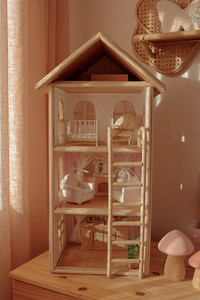 Maison de poupée en rotin de luxe à 3 étages - Maison de jeu tressée à la main, écologique, pour l'apprentissage Montessori - Product Image 3