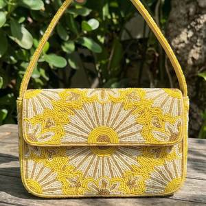 Bolso de Hombro para Mujer Personalizado y Hecho a Mano, con Bordado Rosa y Cuentas de Semillas, de Lujo, con Solapa Estilo Amanecer, Moderno, Bandolera y Bolso de Declaración - Product Image 4