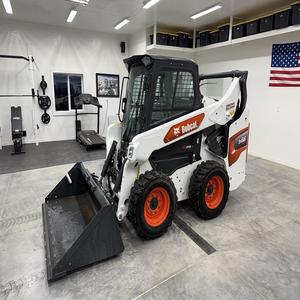 Chargeuse compacte robuste inspirée de la Bobcat S650, idéale pour les chantiers de construction, les exploitations agricoles et les sites industriels, avec un contrôle fluide. - Product Image 1