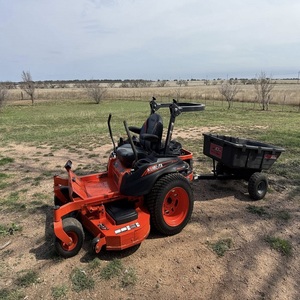 Tondeuse autoportée Kubota Z421 haute performance, conçue pour une vitesse de coupe rapide et un contrôle fluide sur les grandes pelouses - Product Image 3