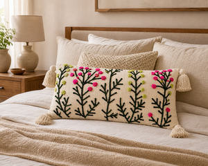 Coussin lombaire brodé à la main en coton tufté motif fleurs sauvages, coussin d'appoint long bohème floral botanique pour canapé - Product Image 3