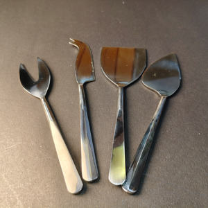 Ensemble d'outils contemporains en or poli 4 pièces comprenant une fourchette à fromage, un couteau à pointes, une pelle à fromage dur et un épandeur à fromage mou. - Product Image 6