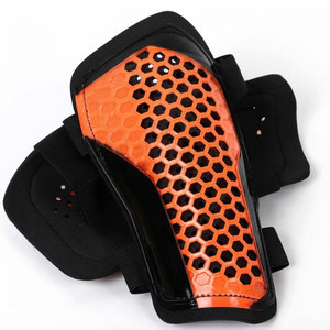 Protège-tibias de football professionnels en EVA de qualité supérieure pour adultes, design respirant pour un confort maximal, ajustables et légers pour une liberté de mouvement optimale - Product Image 1