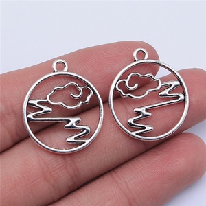 Breloque Éclair Nuage de Foudre 25x22mm en Alliage de Zinc Argent Vieilli, Cercle Ajoure pour Collier de Météorologue - Product Image 1