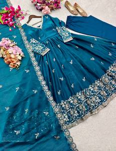Costume Anarkali traditionnel noir pour femmes avec broderie dorée, longueur au sol, coupe régulière, pour les occasions de mariage, style Inde Pakistan - Product Image 3
