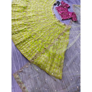 Ropa de fiesta india y paquistaní de diseñador Lehenga Choli con impresionante Dupatta - Product Image 1