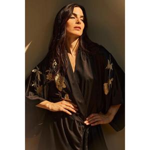 Robe longue décontractée noire en satin pour femme, avec ceinture brodée florale, style lounge spa de luxe, écologique et naturelle - Product Image 2