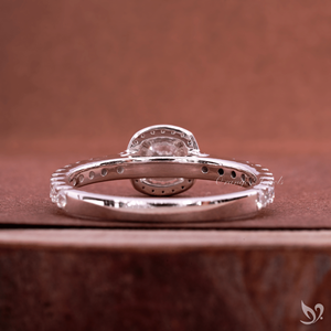 Anillo de compromiso de oro blanco de 10K con halo de diamantes cultivados en laboratorio de 0.5CT con corte cojín, certificado IGI y banda pavé. - Product Image 3