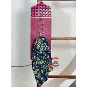 Support mural en cuir véritable à carreaux, style western, pour foulards et chiffons, avec anneaux en laiton, collection Super Septembre 2026 - Product Image 1
