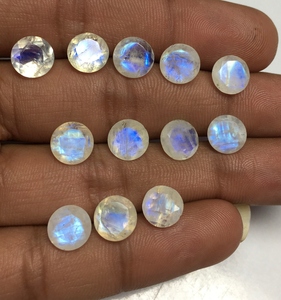 A K Gems - Piedra preciosa de piedra lunar arcoíris de fuego azul natural de corte redondo, varios tamaños, para fabricación de joyas, efecto de juego de color brillante, India - Product Image 2