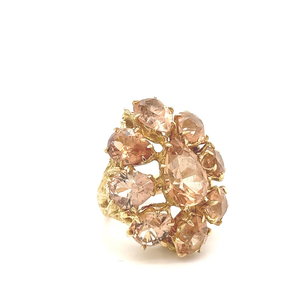 Anillo de aleación chapado en oro con racimo de diamantes en forma de flor y engaste de puntas, para mujer, estilo Hip Hop, Glam, para fiesta y boda, joyería, piedra de nacimiento de octubre - Product Image 1