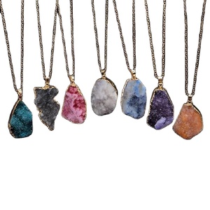 Collier pendentif en agate plaqué or écologique de luxe pour femmes avec pierre naturelle Design moderne pour les fêtes et les vacances - Product Image 6