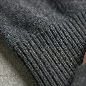 Cardigan en laine mérinos pour femme avec logo personnalisé, texture brossée, col en V, manches longues, pull de haute qualité, pull en tricot doux et raffiné - Product Image 4