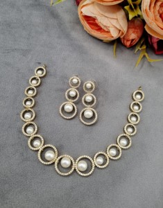 Ensemble collier et boucles d'oreilles de luxe plaqué or antique, motif central en perle et boucles d'oreilles triples circulaires assorties pour occasions spéciales - Product Image 2