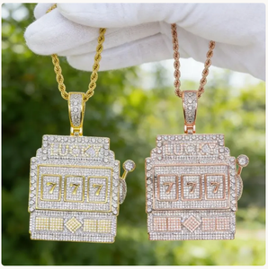 จี้รูปตู้สล็อตแบบ Iced Out พร้อมตัวเลข 777 ประดับเพชรโมอิสซาไนต์ เครื่องประดับหรูหรา ขายส่ง - Product Image 5