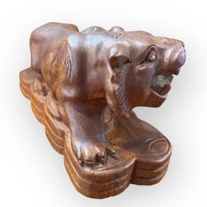La statue de tigre soigneusement sculptée, en bois de Huong, est destinée à la présentation. - Product Image 3