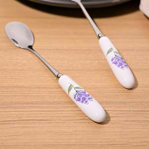 Ensemble de 2 cuillères à dessert élégantes en porcelaine à motif de fleurs de lavande - pour servir la soupe, le thé et autres desserts - cuillère de service à manche en céramique - Product Image 2