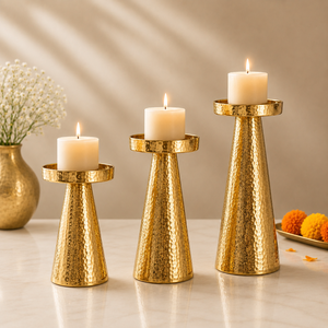 Juego de 3 Portavelas de Metal Dorado Hechos a Mano – Elegantes Portavelas de Pilar con Acabado Martillado, Centro de Mesa Decorativo - Product Image 1