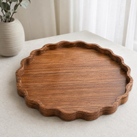 Plateau de service rond en bois |   Assiette en bois artisanale à bords festonnés |   Assiette décorative multi-usages