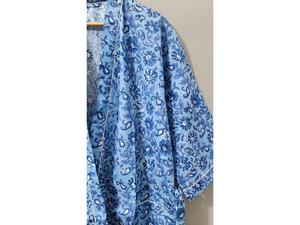 เสื้อคลุมผ้าฝ้ายพิมพ์ลายดอกไม้สีฟ้าสำหรับผู้หญิง แขนสามส่วน ความยาวเต็มตัว ปกคอพับ ชุดนอนลำลอง - Product Image 5
