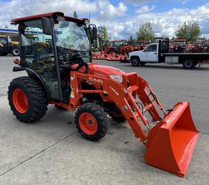 Tracteur utilitaire compact Kubota LX3520SUHSDC économique avec moteur, transmission hydrostatique, cabine climatisée et pompe - Product Image 1