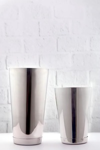 Coctelera de acero inoxidable de diseño elegante y moderno que agrega elegancia a cualquier bar, restaurante o espacio de cocina. - Product Image 6
