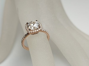 Anillo de compromiso con halo de diamantes de corte cojín de 2 quilates, de aspecto único y premium, en oro macizo de 18 quilates, estilo clásico para mujer. - Product Image 4