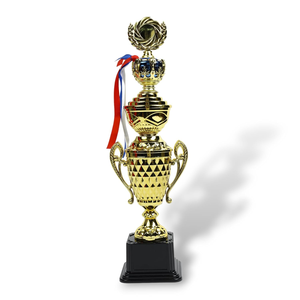 Coupe de trophée de championnat finition or premium avec poignées ornementales, couronne sur le dessus et design décoratif pour les compétitions sportives - Product Image 1