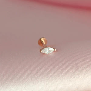 Fabricant de labrets minimalistes en or massif 14 carats |   Usine de bijoux de premier plan |   Fil à visser interne 16G 18G à dos plat en vrac - Product Image 2