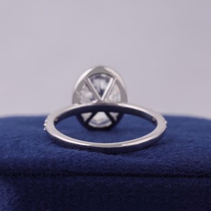 Anillo de Compromiso con Halo de Diamantes Cultivados en Laboratorio, Certificado por IGI, Ovalado, de 1 a 4 Quilates, Platino 950, Joyería Elegante y Sostenible, Diseño Atemporal - Product Image 4