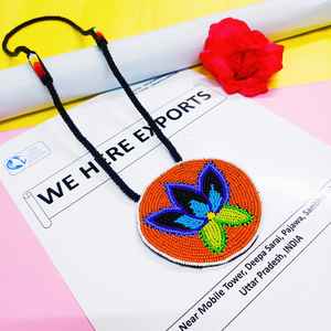 Collar con colgante floral hecho a mano con cuentas de colores naranja, azul, morado, verde, amarillo y blanco y cordón largo - Product Image 6