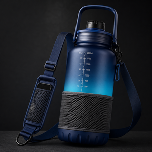 Botella de agua deportiva redonda de plástico azul de medio galón (2L) con correa de transporte y funda de almacenamiento para gimnasio, camping, fábrica de Vietnam - Product Image 3