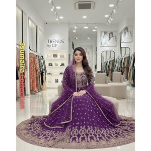 COLECCIÓN SSUMAIRA, Especial Eid, Anarkali Lujoso Morado Bordado, Estilo Pakistaní, Vestido Largo para Fiesta/Boda, con Bordado Zari - Product Image 2