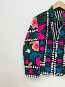 Chaqueta Acolchada Negra con Bordado Floral para Mujer, con Hilos Multicolores, 100% Algodón Ecológico, Diseño Étnico Boho, Corta - Product Image 3