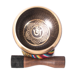 Cuenco Tibetano Martillado a Mano con Grabado de Loto y Om - Cuenco Profesional de Latón para Sanación Sonora y Meditación - Product Image 1