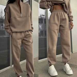 Conjunto Deportivo Corto de Invierno para Mujer, Color Gris Claro, Sudadera con Cierre y Pantalones Jogger, Dos Piezas - Product Image 4