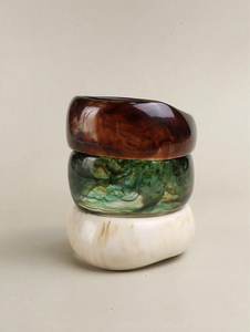 Sculpture artisanale en résine époxy, forme irrégulière, objet d'art de collection, motif marbré vert, marron, blanc, technique de moulage - Product Image 1