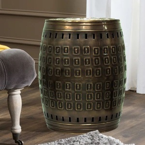 Mesa Auxiliar de Aluminio Grabado de Alta Calidad, Mueble de Primera Calidad con Detalles Metálicos, Otomana para Sala de Estar, Hogar u Hotel, en Latón - Product Image 1