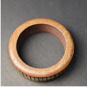 Brazalete de Madera Estilo Industrial con Barra Vertical de Latón y Incrustaciones Metálicas - Joyería de Diseño Texturizado Fusionado - Acabado a Mano - Product Image 4