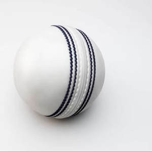 Balles de cricket blanches d'entraînement très demandées, conçues pour une pratique intense, en cuir, sur mesure, vente en gros - Product Image 6