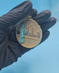 Pendentif Moissanite Statue de la Liberté avec l'horizon de New York, plaqué or de luxe, serti de pierres, en argent 925, bijoux fins, pendentifs et breloques - Product Image 2