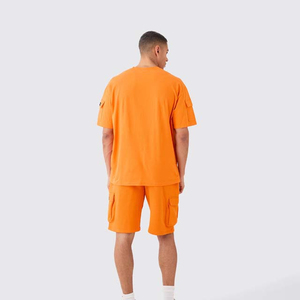Conjunto de camiseta y pantalones cortos casuales de verano para hombre, color naranja, cuello redondo, manga corta, tejido de algodón transpirable, pantalones cortos cargo de color sólido. - Product Image 3