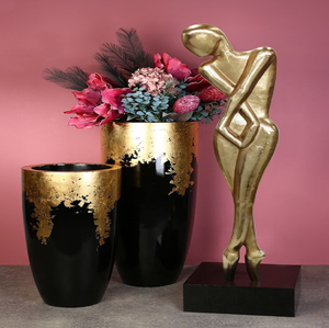 Elegantes jarrones de suelo cónicos con texturas tejidas y cuellos de latón pulido. Arte estético para interiores. Disponible a precios de mayorista - Product Image 5