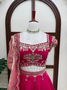 Ensemble Lehenga Mul Chanderi avec broderies complexes et travail de découpe, accompagné d'un chemisier et d'un dupatta en soie Fandy - Product Image 3